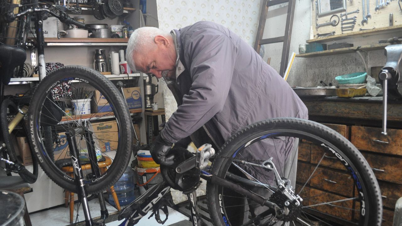 Yaz kış demeden 60 yıldır bisikletle geziyor
