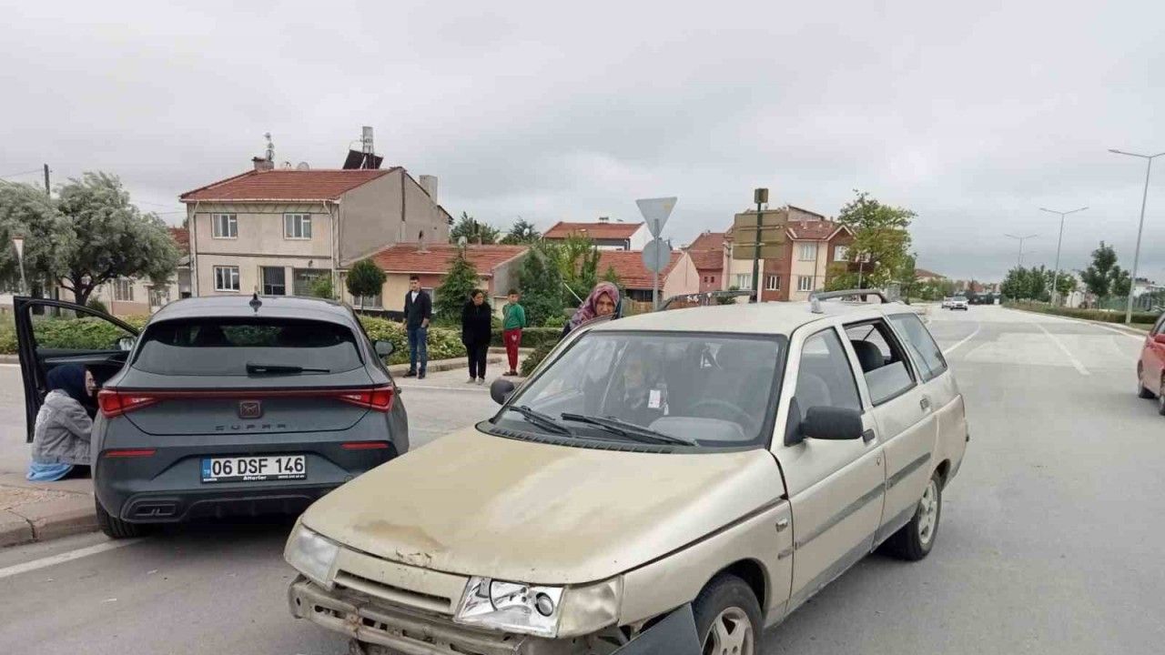 Eskişehir’de iki otomobil çarpıştı