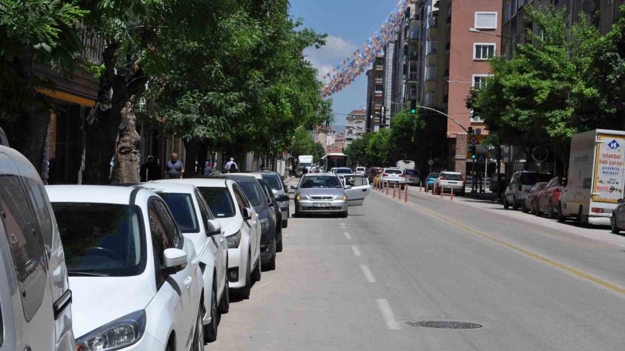 Mobilyacıların yoğun olduğu caddede otopark sıkıntısı yaşanıyor