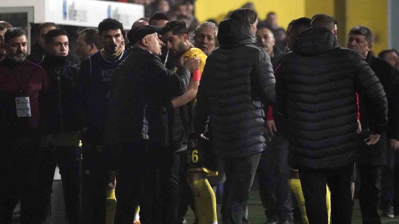 İstanbulspor Başkanı Sarıalioğlu, takımı sahadan çekti