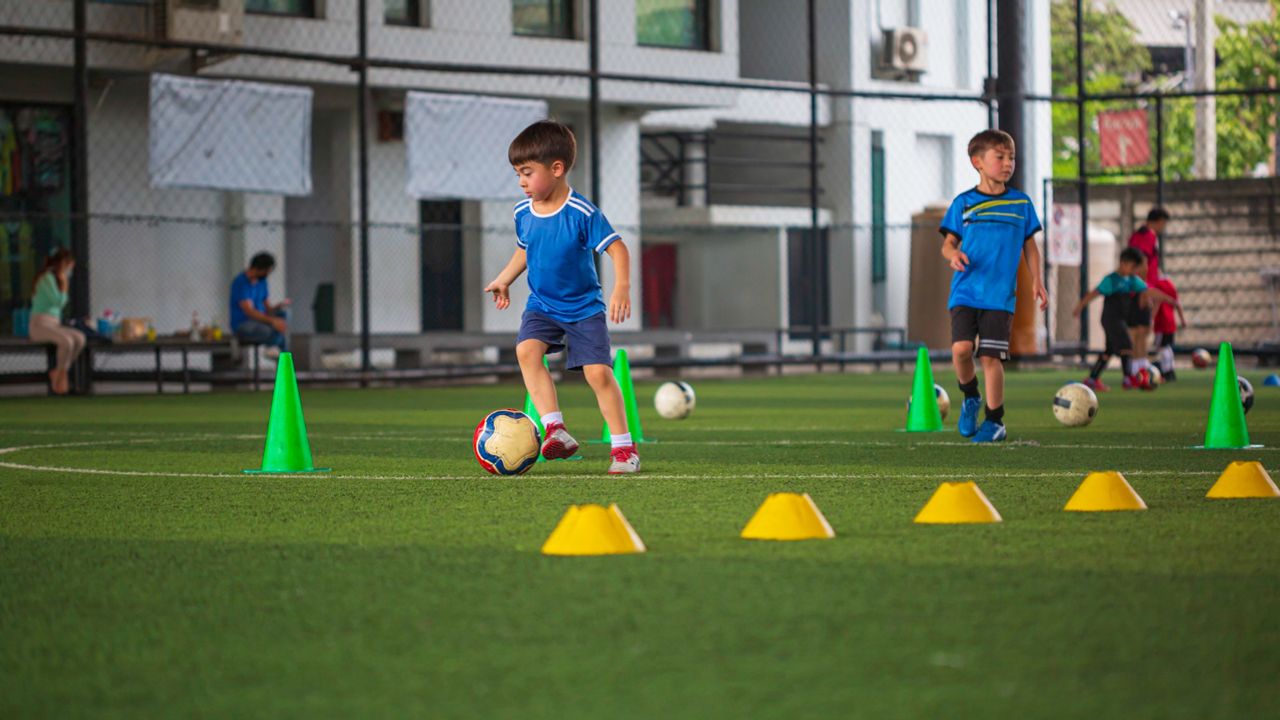 Atakent Spor Okulu’nda Futbol Kursları: Yeteneklerinizi Geliştirin