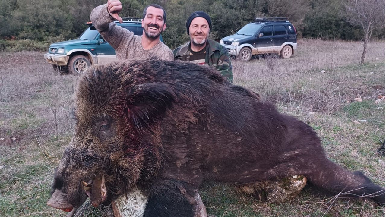 300 kiloluk domuzu avlayıp, poz verdiler