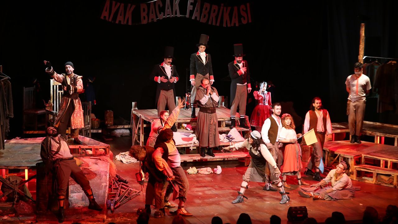 Şehir tiyatroları İstanbul’da oyunları ile göz doldurdu