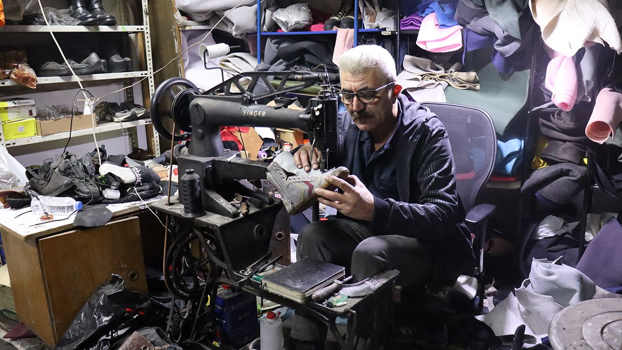 Yılların ayakkabı tamircisi teknolojiye ayak uydurarak çalışıyor