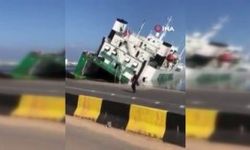 Cezayir’de limanda demirli olan gemi yan yattı