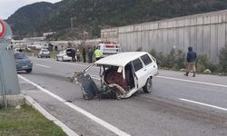 Mersin’de feci kaza: Otomobil ikiye bölündü