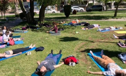 Parkta düzenlenen ücretsiz yoga etkinliği yoğun ilgi gördü