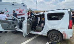 Afyonkarahisar'daki kazada karşı şeride geçti: 4 yaralı