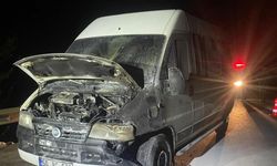 Yangın çıkan minibüsün şoförü son anda kurtuldu