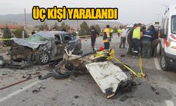 Afyonkarahisar'daki kazada otomobil hurdaya döndü