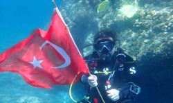 Dalgıçlar 30 metre su altında Çanakkale Zaferi’ni kutladılar