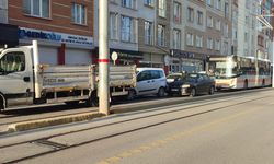 Tramvay yolundaki kaza trafiği aksattı