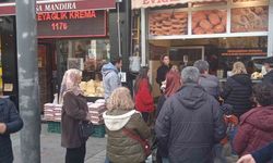 İftar saatinde meşhur tatlı kuyruğu