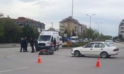 Motosikletli kurye ile otomobil çarpıştı, 1 yaralı