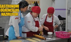 Öğrencilerin yaptığı yemekler kardeşlerine gidiyor