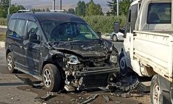 Ticari araçla kamyonet çarpıştı; 9 yaralı