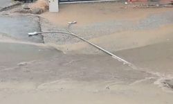 Yağmur suları aydınlatma direğini devirdi