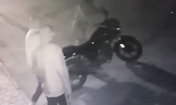 Maske takıp park halindeki motosikleti çaldılar