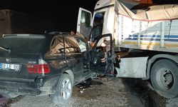 Tır ile otomobilin çarpıştı:4 kişi yaralandı