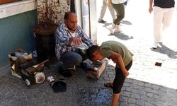 Bunaltıcı sıcağa rağmen ekmek parası peşindeler