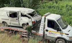 Minibüs Şarampole Devrildi: Üçü Çocuk 5 Kişi Yaralandı