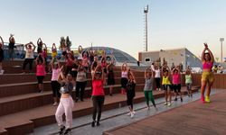 Eskişehirli kadınlardan eğlenceli Zumba etkinliği