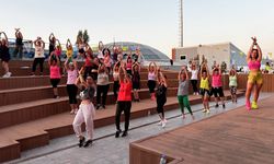 Yaz aylarında dans fit ile spor yaptılar