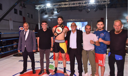 Kickboks Gecesinde Şampiyonluk Kemerini Kazandı