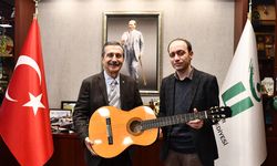 Çocuk senfoni Orkestrası’na gitar bağışı