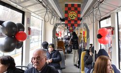 Tramvay ve otobüsler de siyah kırmızı