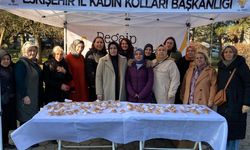 AK Parti Eskişehir Kadın Kolları üyeleri kandil simidi dağıttı