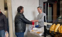 Vatandaşlara gün boyu yüzlerce ücretsiz ekmek dağıttılar