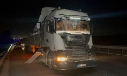 Eskişehir'de Tıra arkadan çarpan tır sürücüsü sıkıştı
