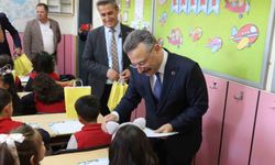 Vali Aksoy, öğrencilerin karne sevincine ortak oldu