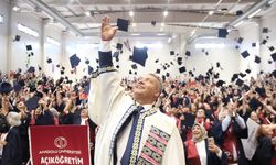 Anadolu Üniversitesi’nde mezuniyet coşkusu