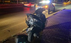 Bir araç motosiklete çarpıp kaçtı: 2 yaralı