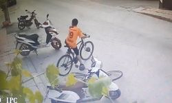 Çocuklar bisikleti 40 saniyede böyle çaldı
