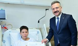 Hastanede tedavi gören öğrencilere karnelerini Vali Aksoy dağıttı
