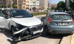 Kontrolden çıkınca 3 araca çarptı