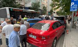 Kontrolü kaybedilen otomobil park halindeki araçlara çarptı