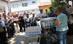 10 yıldır devam eden aşure ikramı bu yıl da sürdü