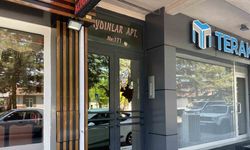 Apartman kapısının camını taş fırlatarak kırdılar