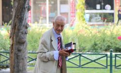Elinde teyp ile sokak sokak gezerek müzik dinliyor