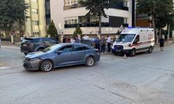 İki otomobil sokak kesişiminde çarpıştı