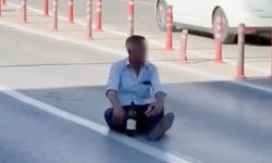 Alkol alıp yolun ortasında böyle oturdu
