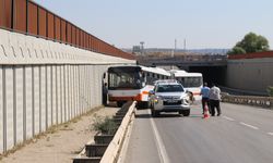 Otobüs bariyerlere çıktı, facia kıl payı ile atlatıldı