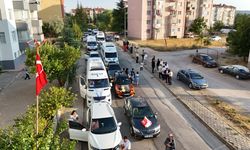 Eskişehir'de servis araçlarından renkli düğün konvoyu