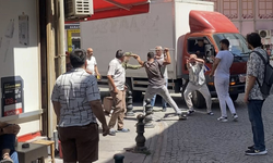Sopalı yumruklu yol kapatma kavgası kamerada