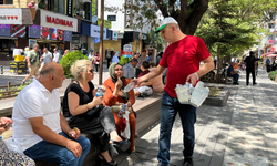 Vatandaşların yaptığı bağışlarla her gün saatlerce ücretsiz su dağıtıyor