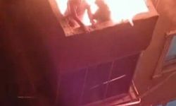 2 kadın 1 bebek balkonda yanarak can verdi
